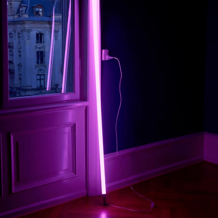 Élégante lampe sur pied tube LED, design moderne, lumière d'ambiance douce pour chambre.