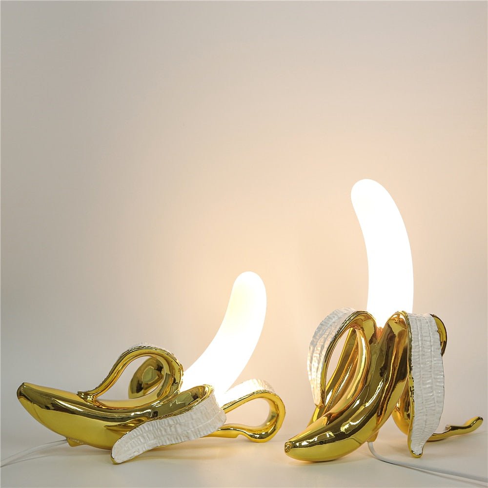 Élégante lampe de table noire et cuivre, avec éclairage LED chaleureux, accent décoratif raffiné.