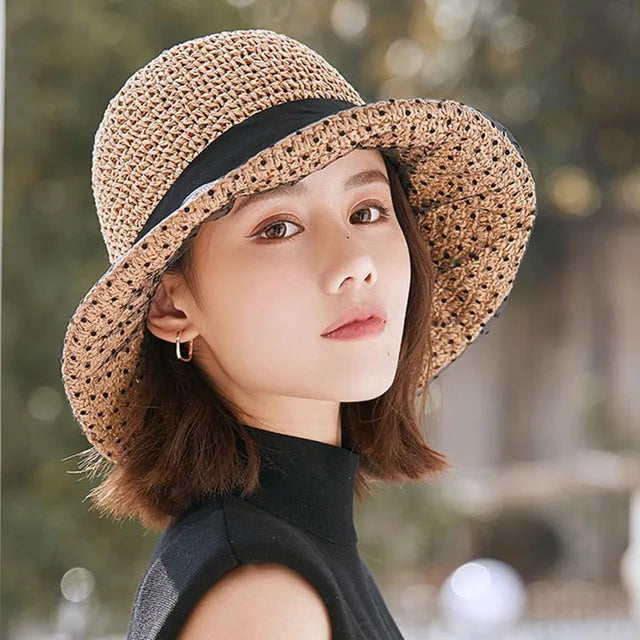 Chapeau d'été chic en paille pour femme, beige, avec dentelle. Idéal pour la plage et les vacances.