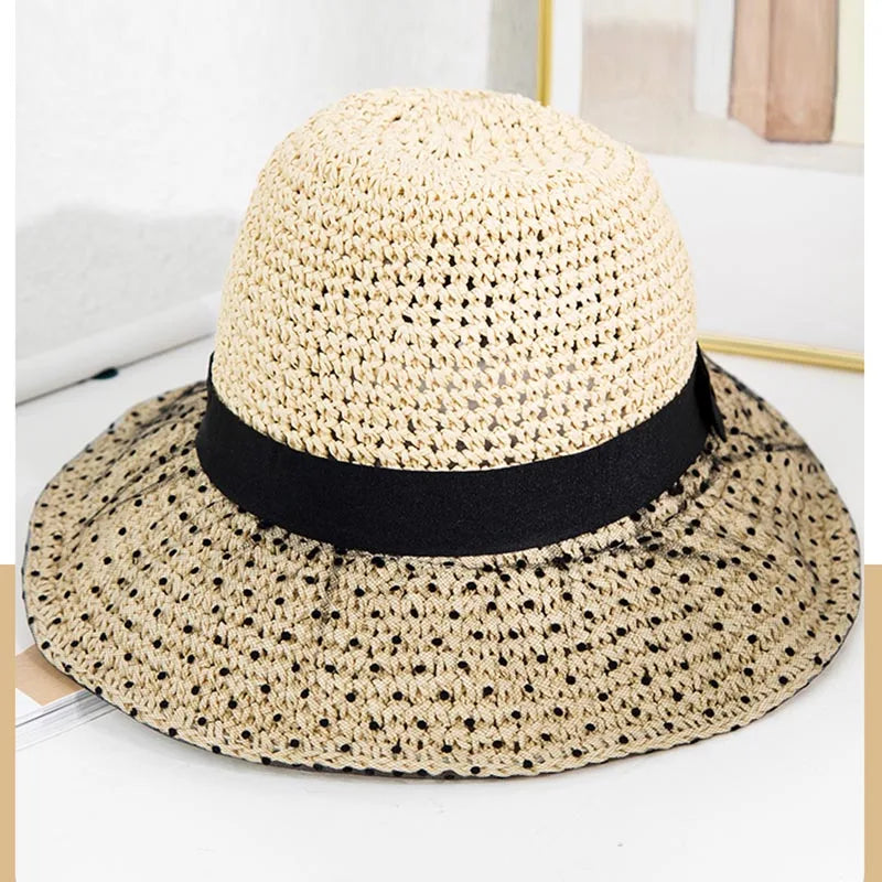 Chapeau d'été chic en paille pour femme, protection solaire élégante, accessoire mode pour plage et vacances.