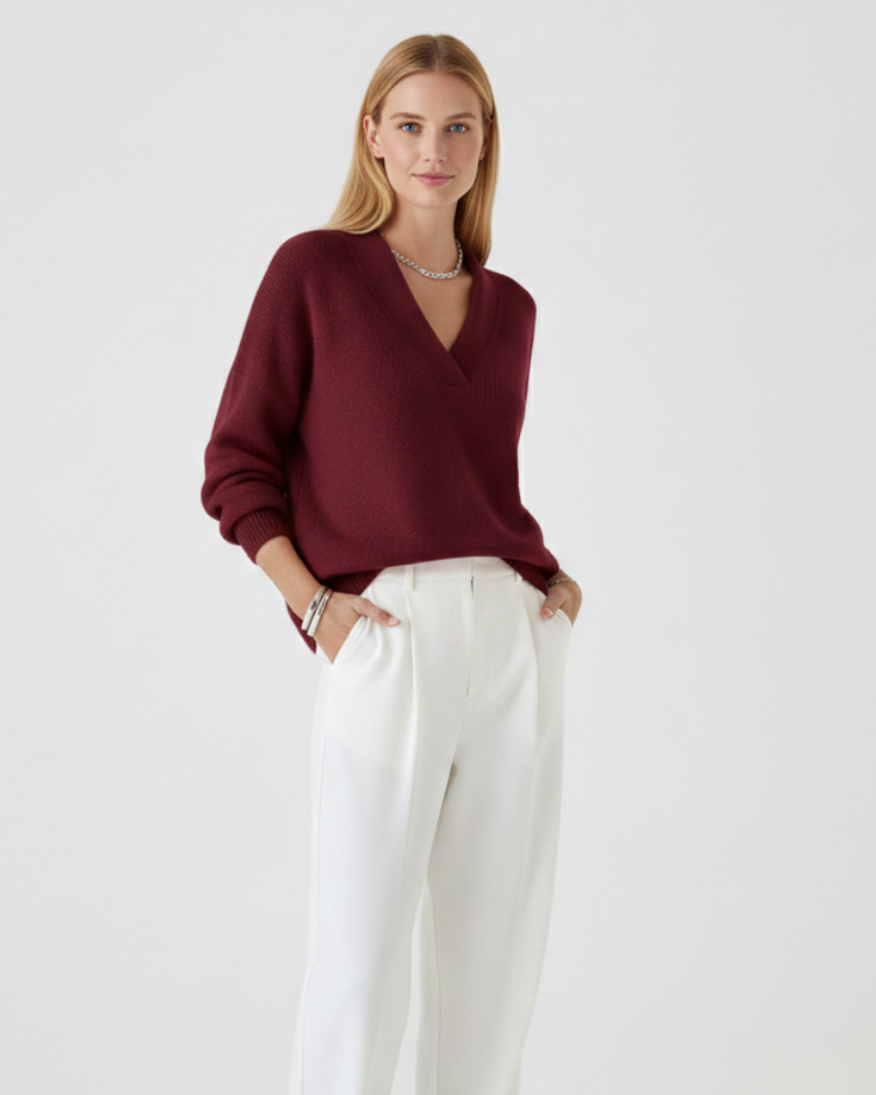 Pull femme mode à col V, coupe élégante et manches longues, parfait pour la saison automne hiver.