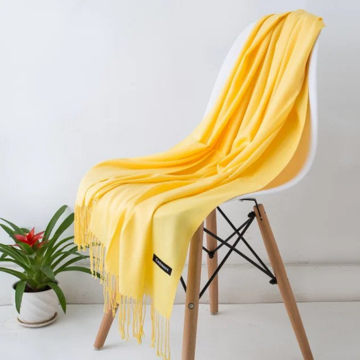 Cadeau femme idéal: écharpe luxe en cachemire, confortable et chic. Pour la saison froide.