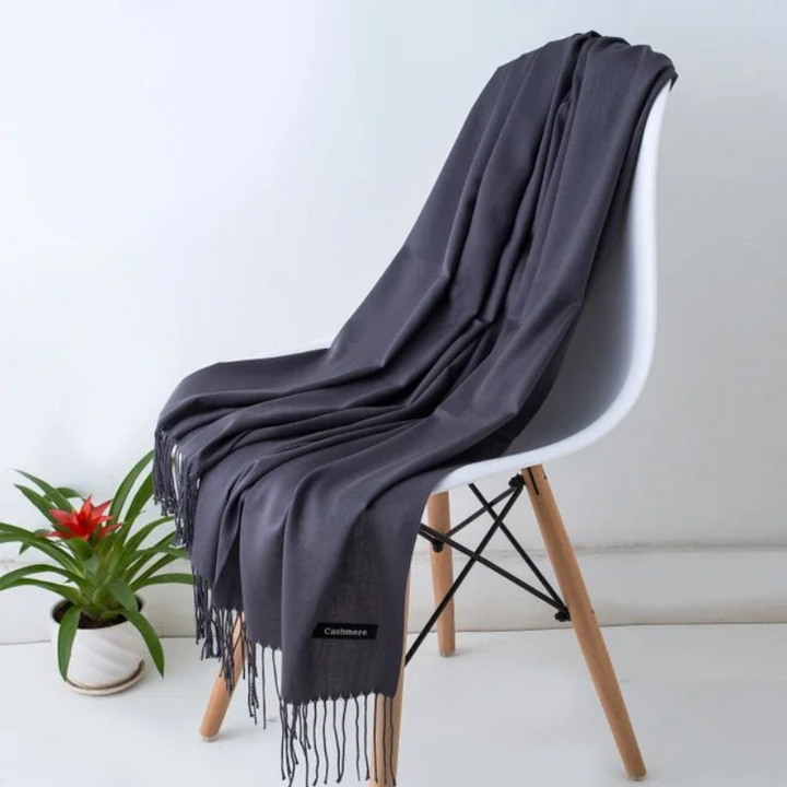 Chaleur luxueuse avec cette écharpe cachemire femme. Accessoire mode idéal pour l'automne.