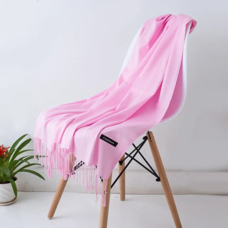 Cachemire et élégance: écharpe de luxe pour femme, accessoire mode automne-hiver indispensable.