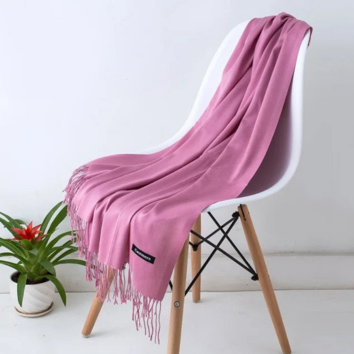 Accessoire mode tendance: écharpe femme de luxe en cachemire, pour chaleur et confort.