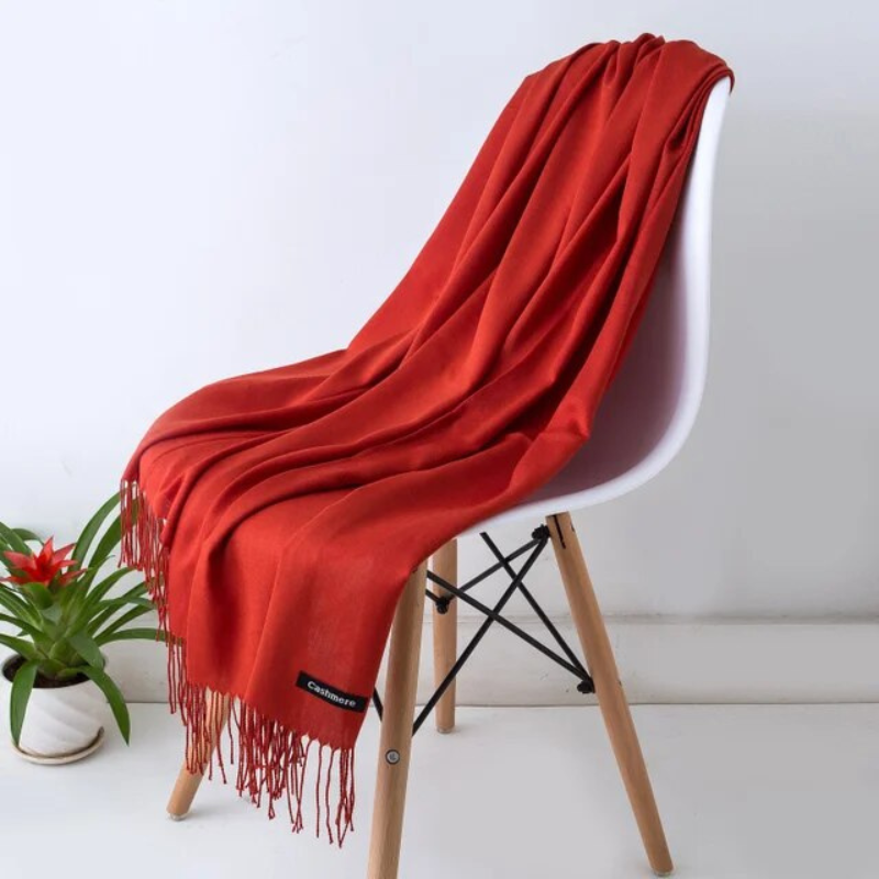 L'écharpe cachemire femme parfaite pour l'automne. Grand foulard doux et confortable.