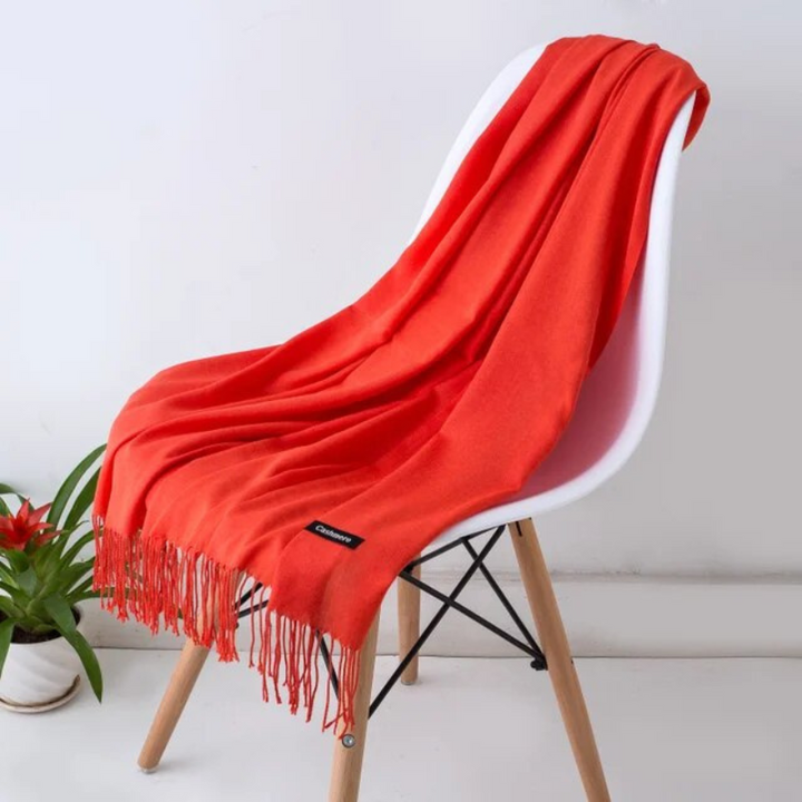Écharpe de luxe pour femme en cachemire. Un accessoire mode qui apporte chaleur et élégance.