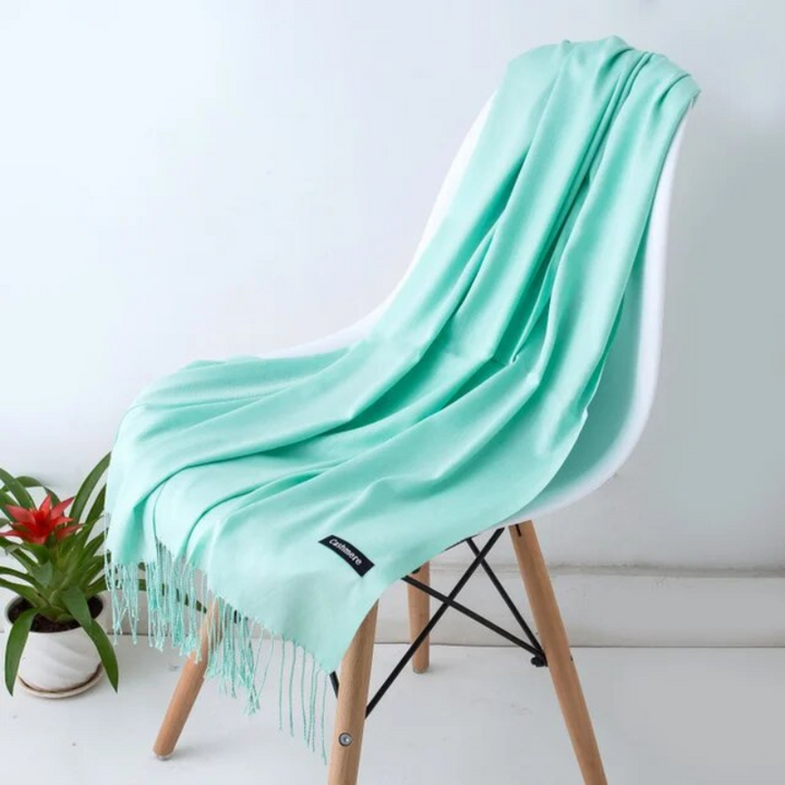 Grand foulard cachemire femme, pour une chaleur luxueuse. Accessoire mode tendance hiver.