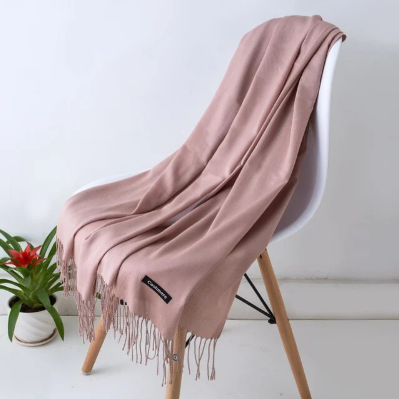 Grand foulard cachemire femme, chic et chaud pour l'hiver. Accessoire mode tendance, cadeau idéal.