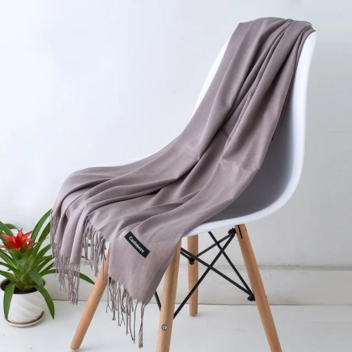 Écharpe élégante en cachemire pour femme, parfaite pour l'automne. Luxe et confort au quotidien.