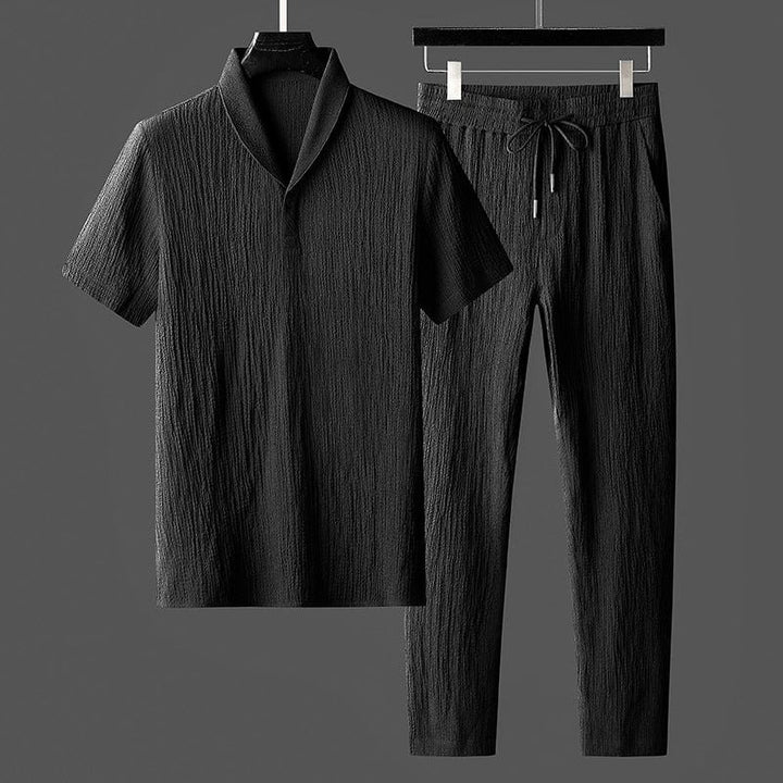 Détail ensemble homme été blanc, chemise respirante et short confortable. Tissu léger et décontracté, idéal plage.