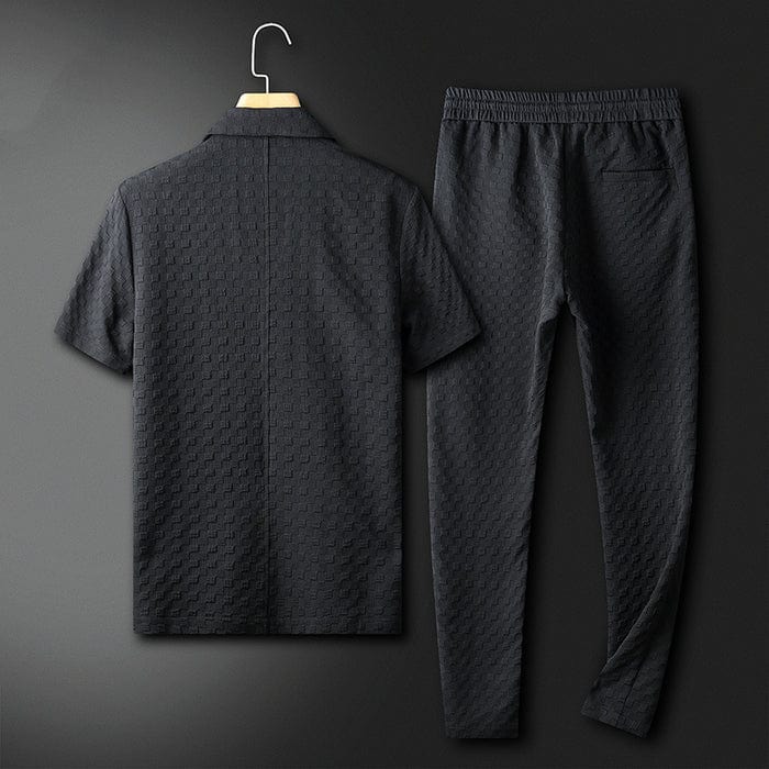 Ensemble homme chic et décontracté d'été. Idéal pour les vacances, un brunch ou une soirée détente élégante.