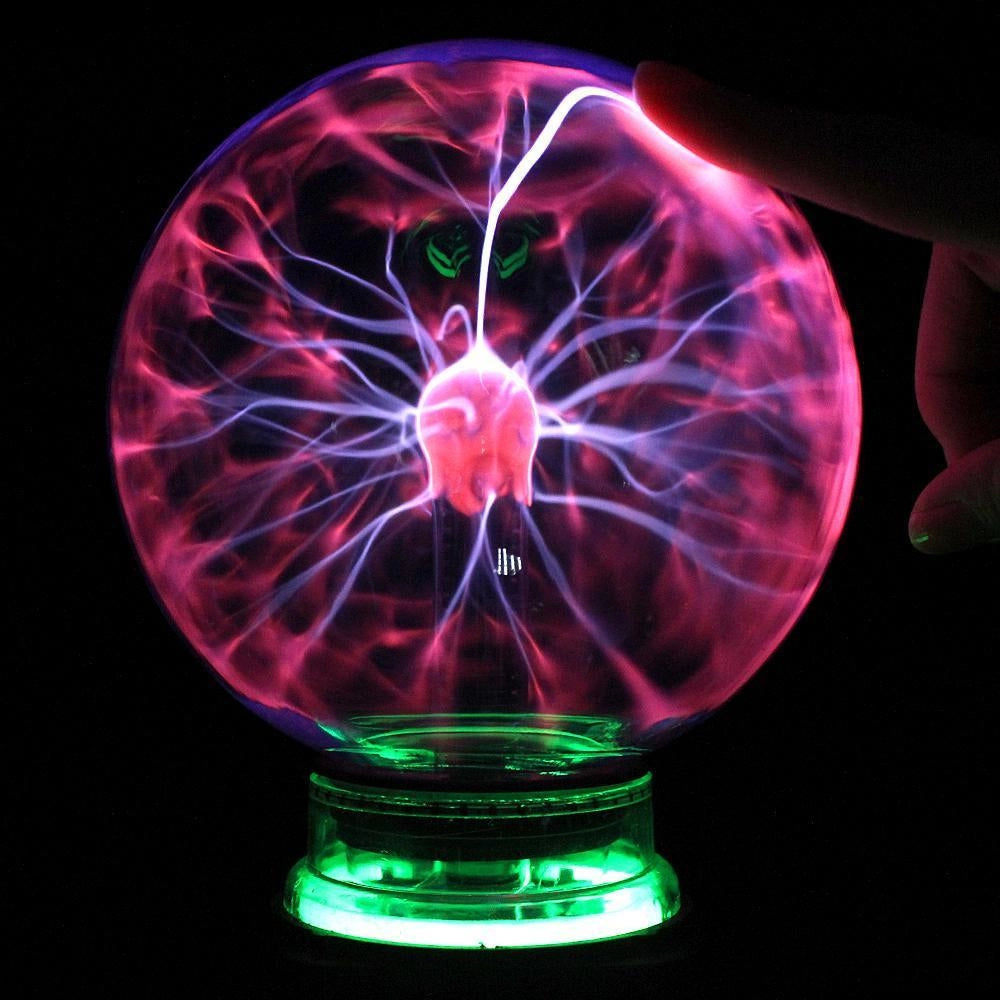 Superbe globe plasma LED pour une touche de science moderne dans votre décoration intérieure. Lampe interactive à effets lumineux.