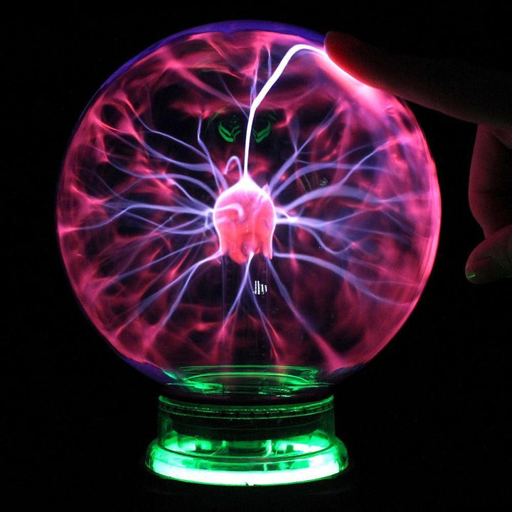 Superbe globe plasma LED pour une touche de science moderne dans votre décoration intérieure. Lampe interactive à effets lumineux.