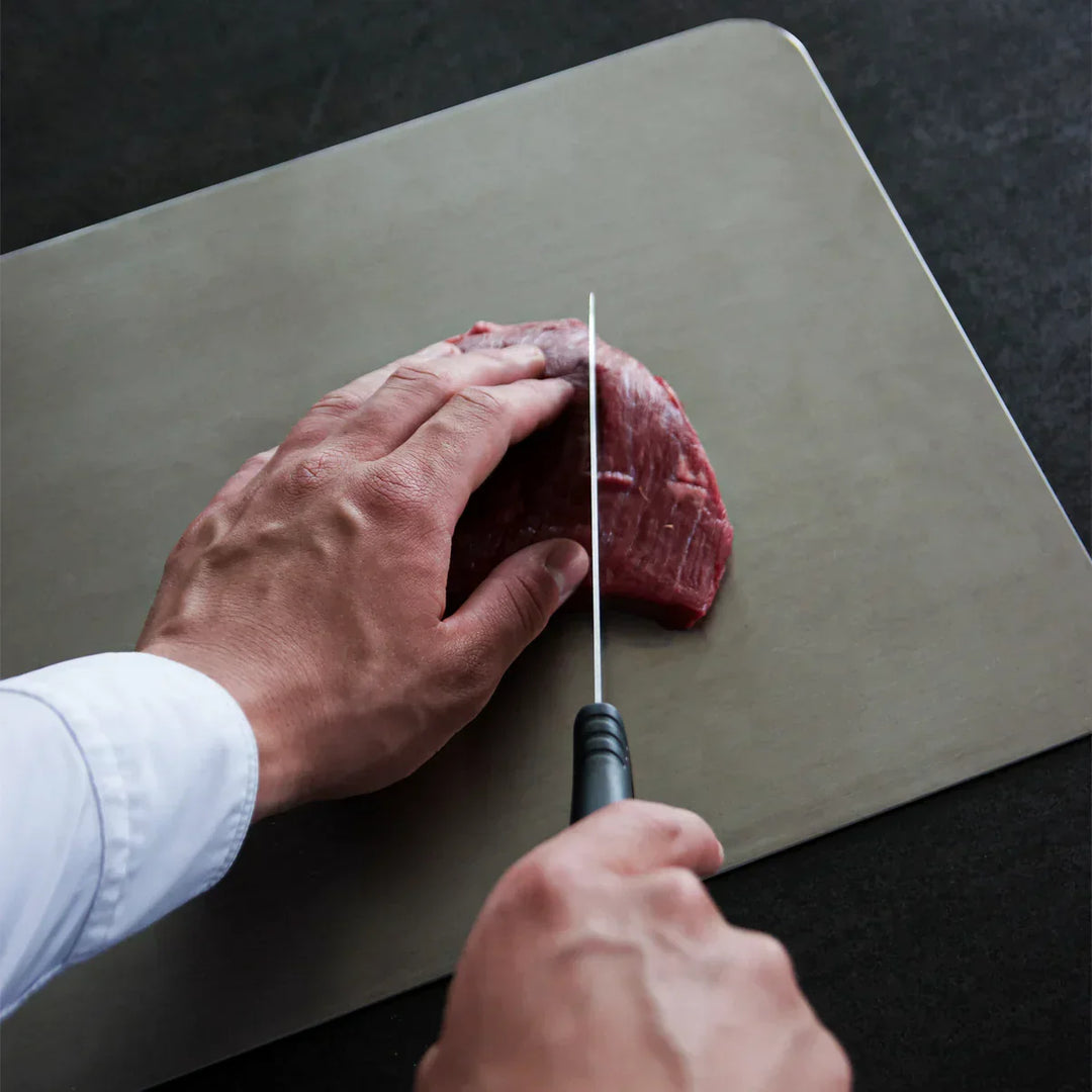 Planche à découper en titane hygiénique, antibactérienne, essentielle pour la préparation des repas sains.