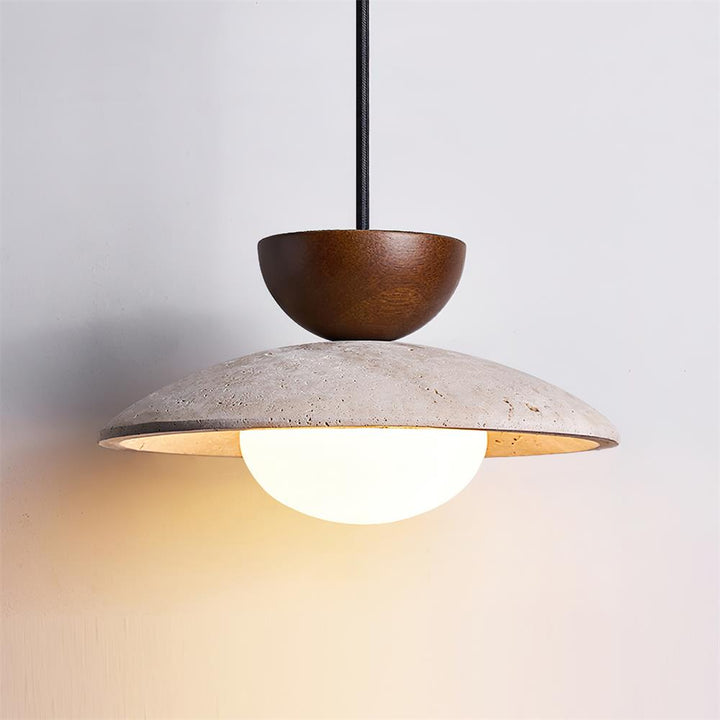 Lampe suspendue design, corps en travertin naturel, abat-jour en verre.