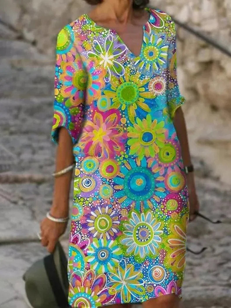 Robe longue bohème fluide et fleurie pour femme, idéale pour l'été et les vacances. Style décontracté et chic.