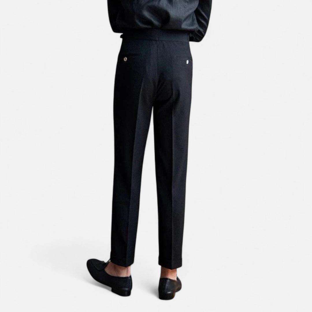 Vue arrière d'un pantalon homme taille haute noir, coupe élégante classique. Parfait pour un style de bureau chic.