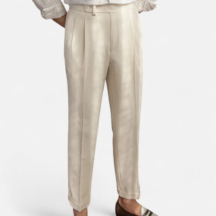 Tenue complète homme avec pantalon taille haute beige. Look classique chic, idéal pour le bureau ou soirées.