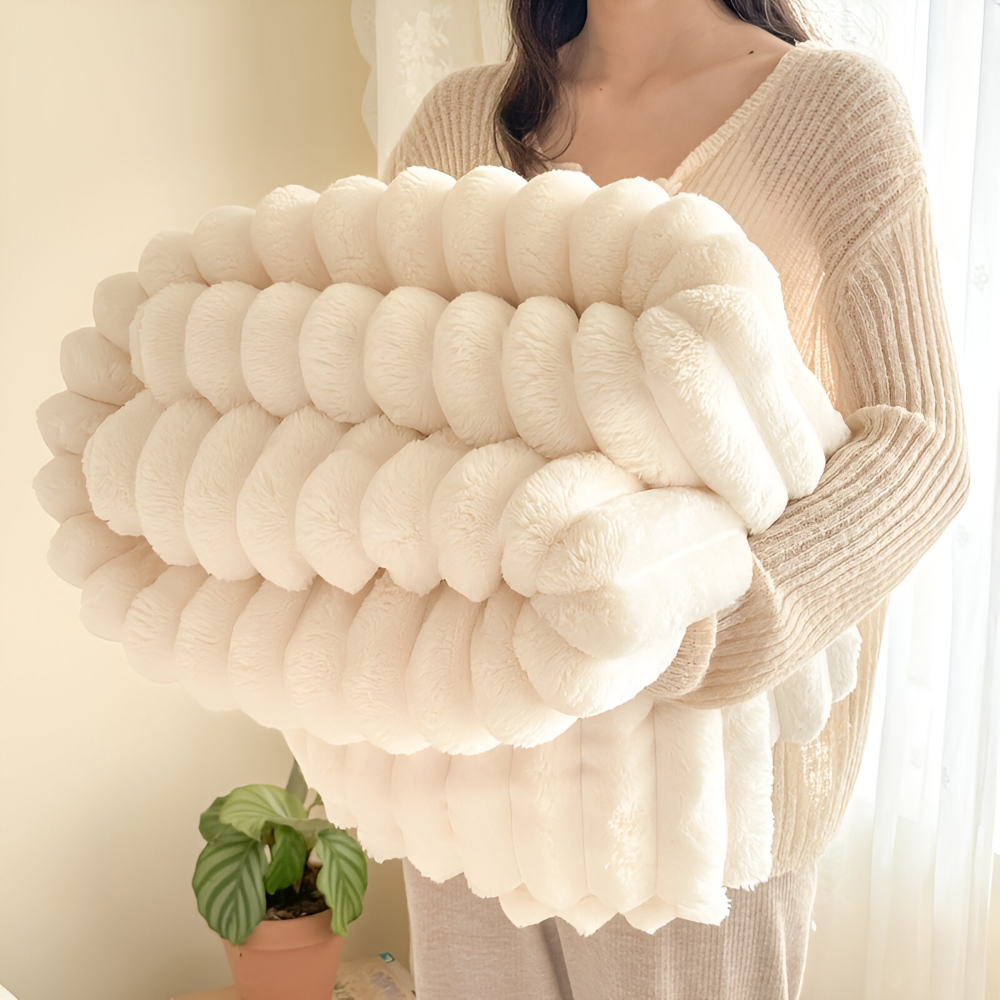 Plaid polaire ultra-doux, rayures élégantes. Idéal pour le confort du salon et la décoration moderne.