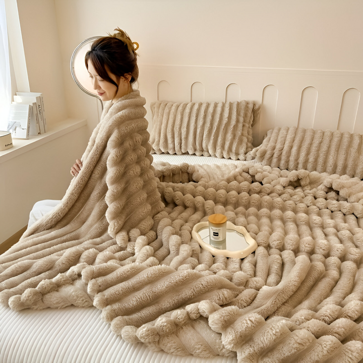 Confort ultime: plaid polaire à rayures pour la chambre ou le salon. Léger et agréable.