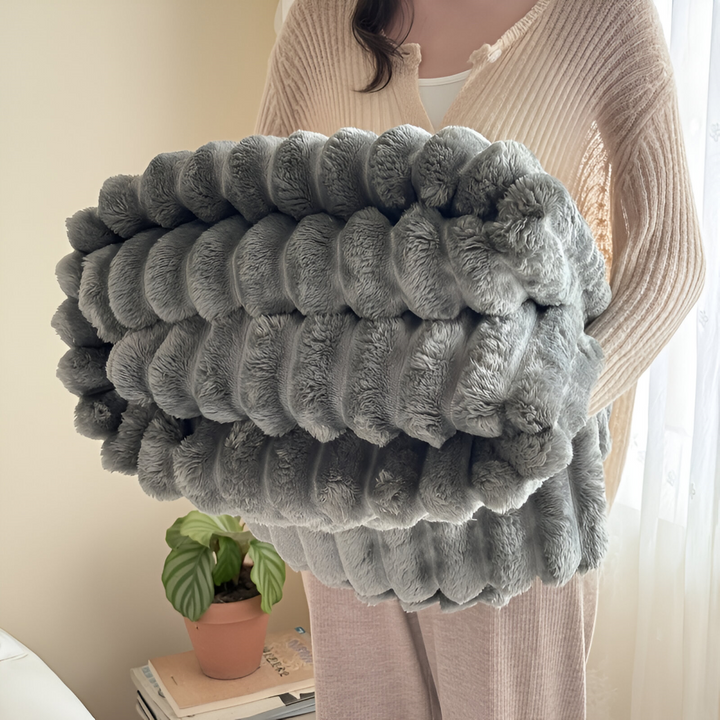 Plaid doux et moelleux à rayures, parfait pour la détente et le confort à la maison.