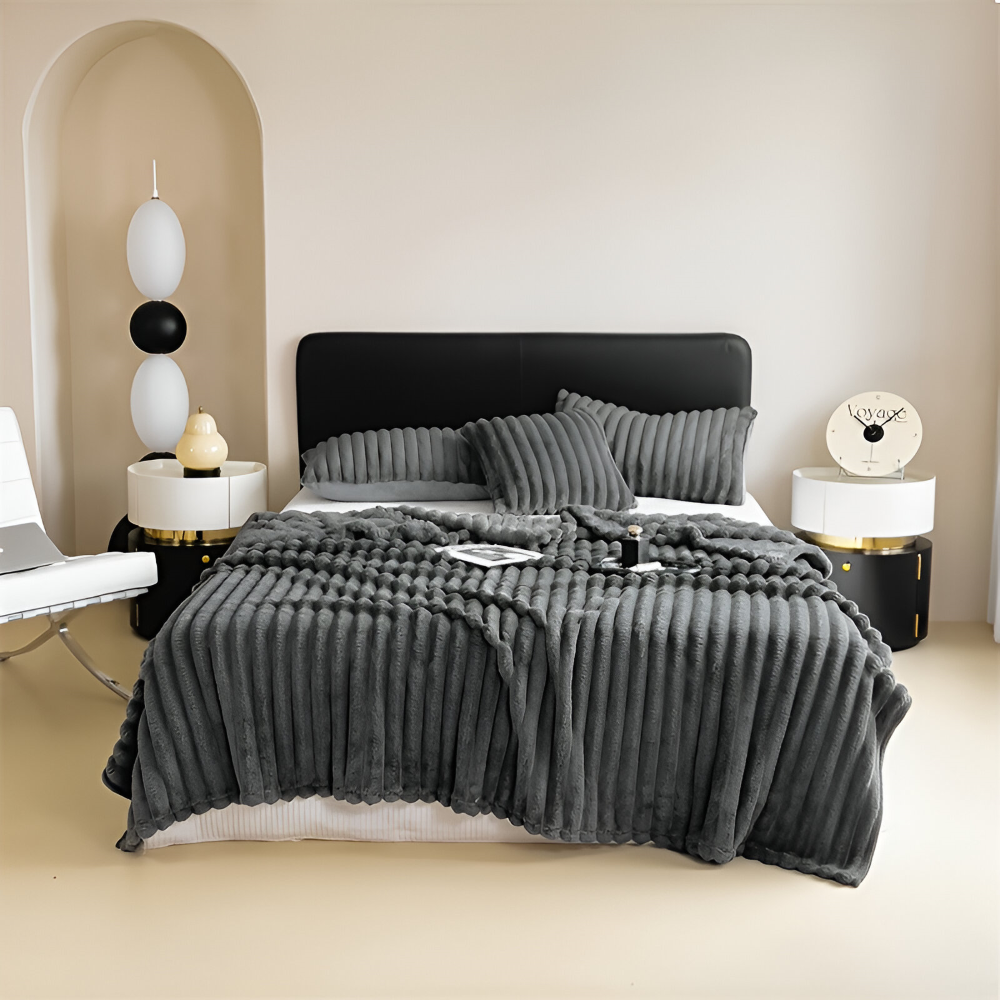 Confortable couverture polaire en polyester, ultra-douce, essentielle pour les soirées cocooning.