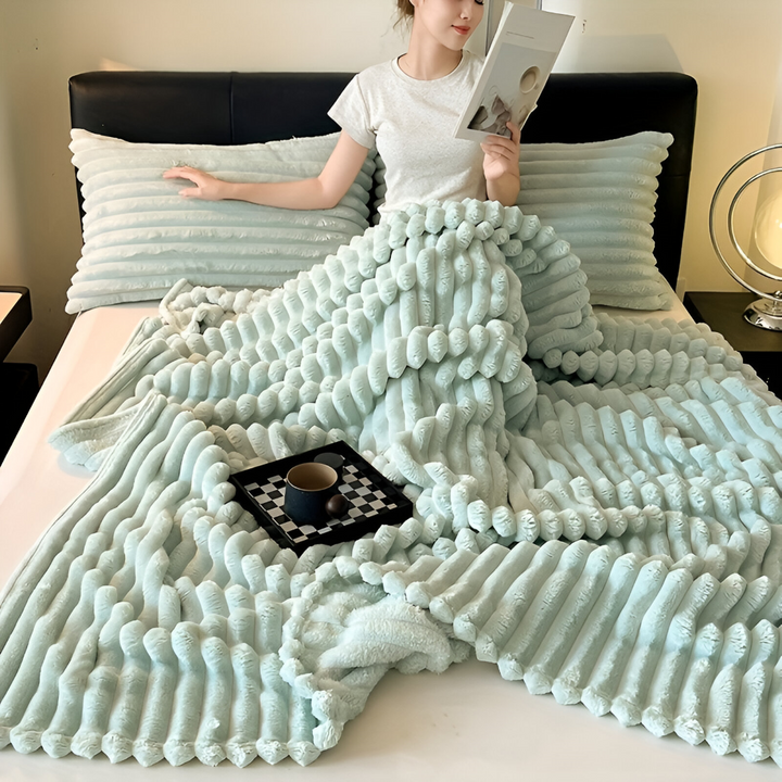 Jeté polaire doux pour canapé, un accessoire moderne qui améliore le confort et le style de la maison.
