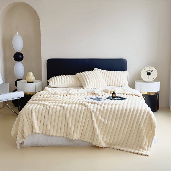 Jeté de canapé moderne en polaire douce, parfait pour la décoration et le confort toutes saisons.
