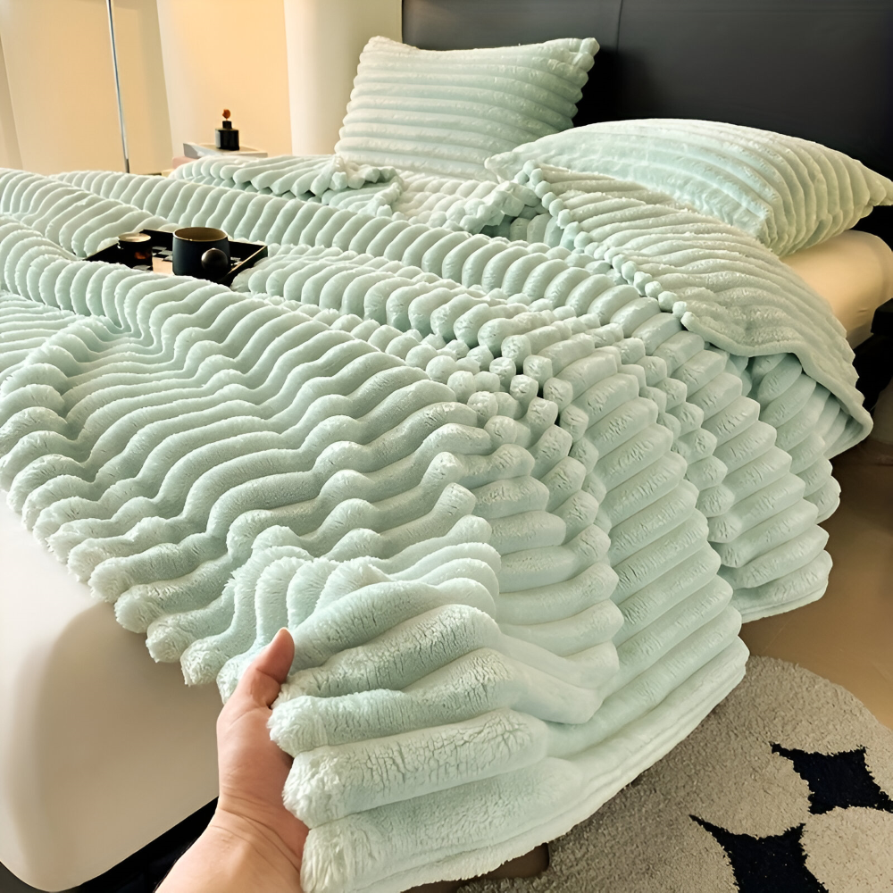 Couverture polaire en polyester, douce et durable, idéale pour le confort maison et la décoration.