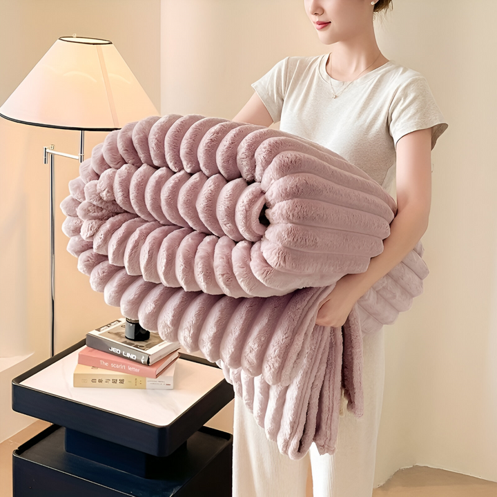 Accessoire de chambre moderne: couverture polaire ultra-douce pour un confort et un style optimaux.