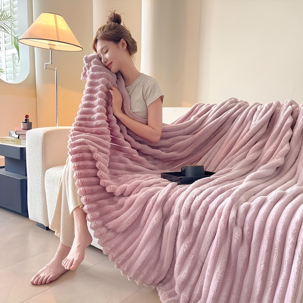 Couverture polaire douce et moelleuse, parfaite pour se blottir sur le canapé ou dans la chambre.