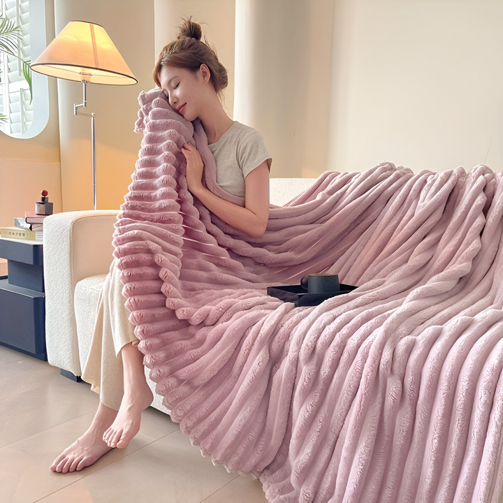 Couverture polaire douce et moelleuse, parfaite pour se blottir sur le canapé ou dans la chambre.