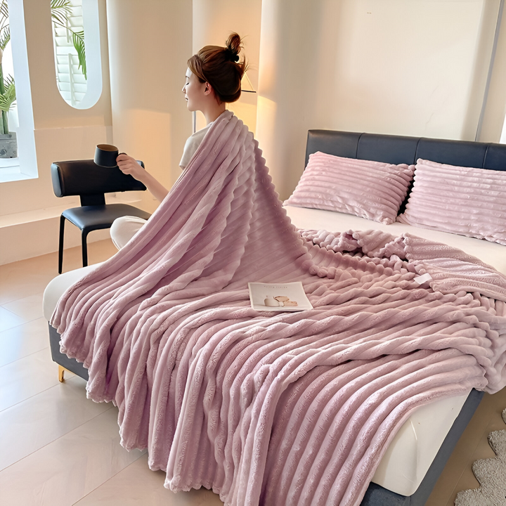 Plaid doux au toucher, motif rayé contemporain. Parfait pour un confort accru et stylé.