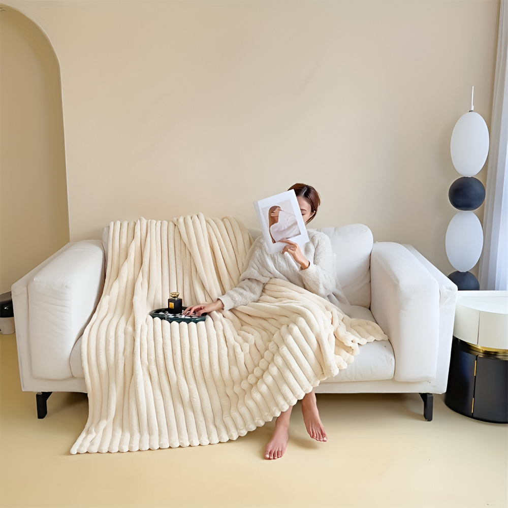 Couverture en polyester polaire, chaude et confortable, un accessoire maison essentiel pour la chambre.
