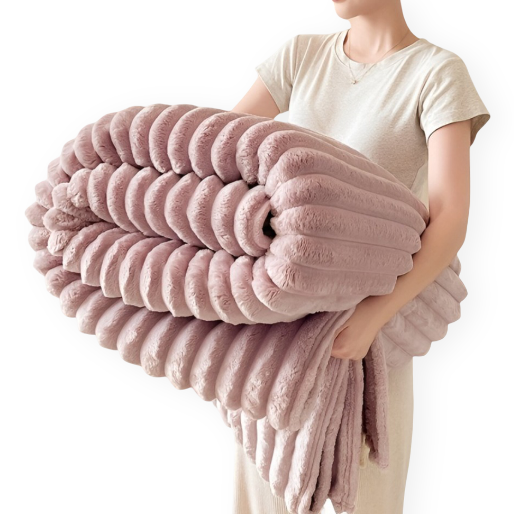 Couverture polaire toutes saisons, douce et enveloppante, l'accessoire parfait pour un foyer confortable.