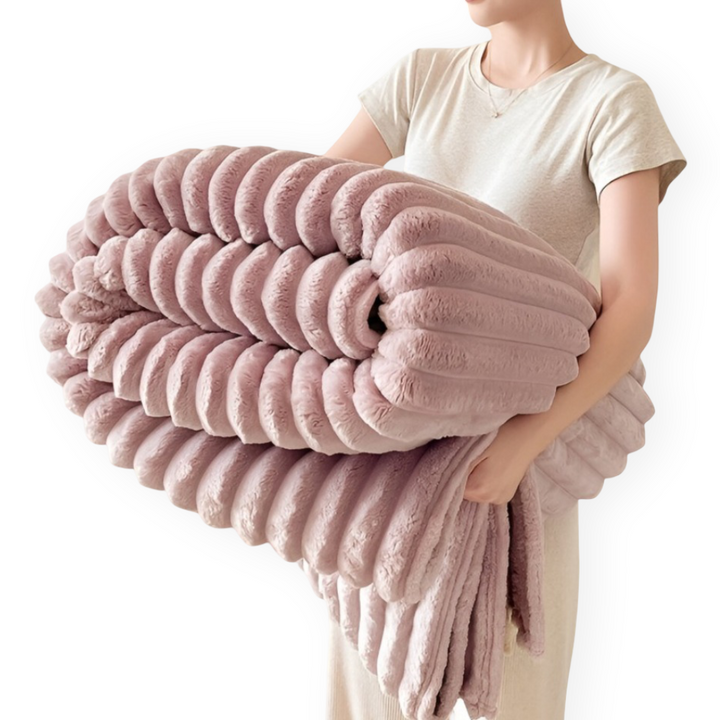Couverture polaire toutes saisons, douce et enveloppante, l'accessoire parfait pour un foyer confortable.