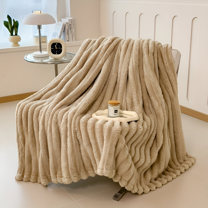 Doux plaid polaire rayé, apporte chaleur et une touche moderne à votre chambre ou salon.