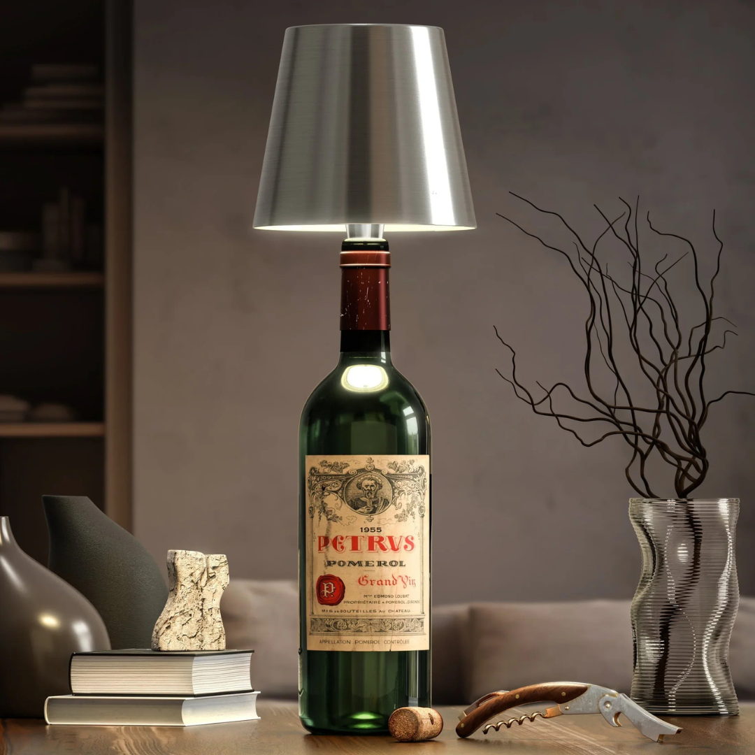 Lampe LED rechargeable avec design unique de bouteille, offre une lumière chaude et décorative.