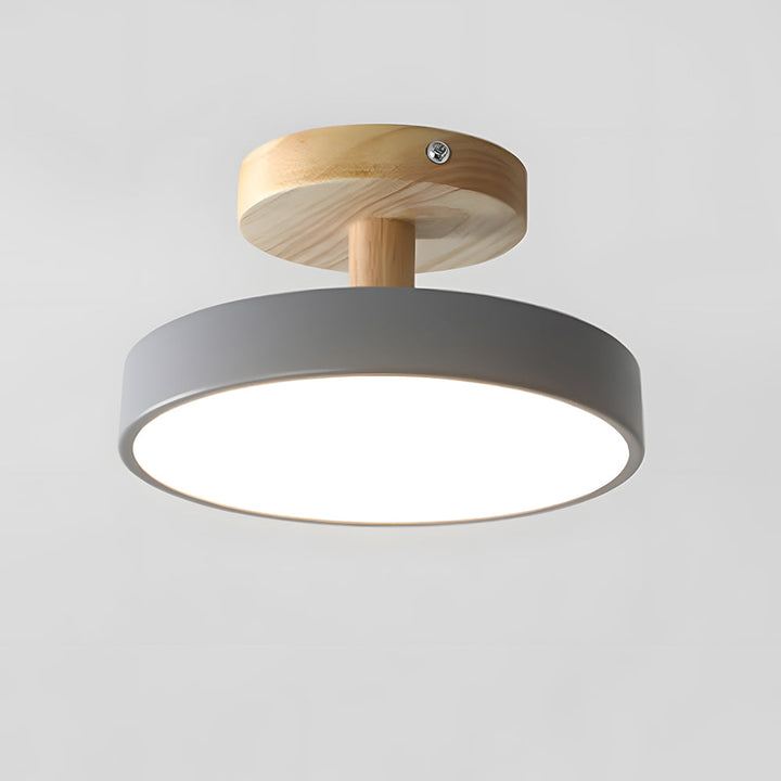 Plafonnier bois scandinave avec accents pastel. Idéal pour ambiance douce.