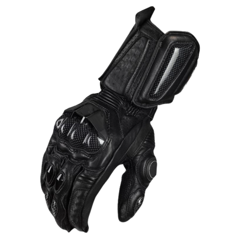 Détail des gants moto hiver en carbone avec renforts et fonction écran tactile, accessoire essentiel du motard.