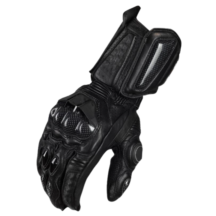 Détail des gants moto hiver en carbone avec renforts et fonction écran tactile, accessoire essentiel du motard.