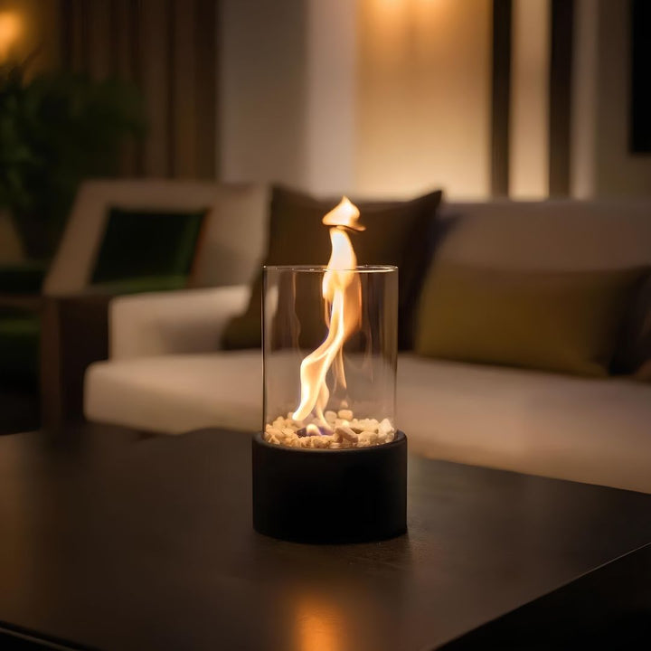 Lampe à huile classique en verre et métal, éclairage chaleureux pour ambiance intérieure.