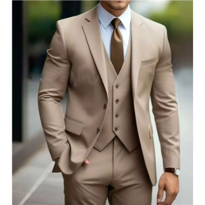 Vue latérale d'un costume homme 3 pièces moderne, coupe ajustée, élégance pour mariage.