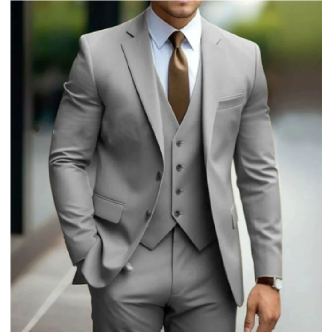 Dos d'un costume homme 3 pièces raffiné, coupe impeccable pour mariage ou cérémonie formelle.