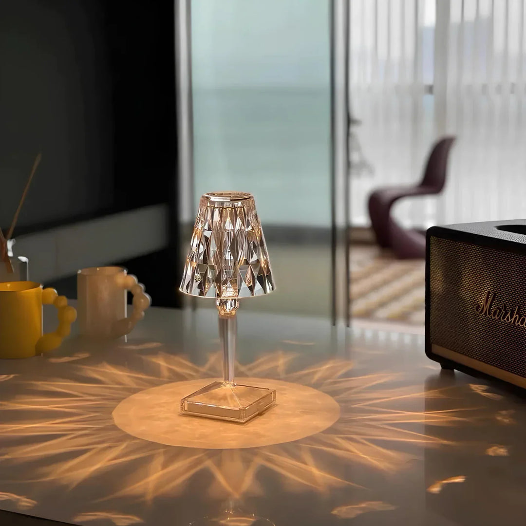 Lampe de table LuxeIllume, éclairage LED sophistiqué, variateur, design moderne et élégant pour salon.