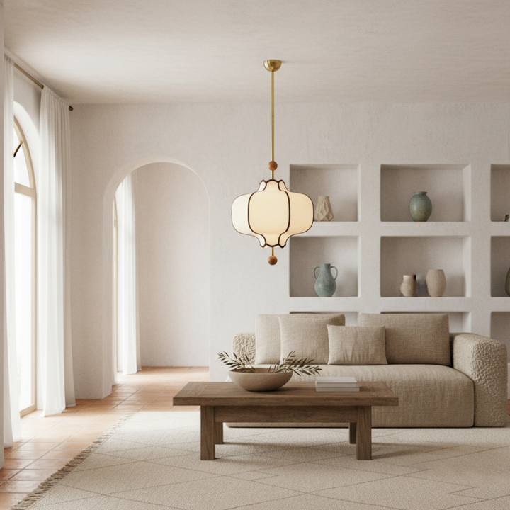 Abat-jour tissu Lanora avec bois de noyer. Suspension moderne élégante pour décor japandi.
