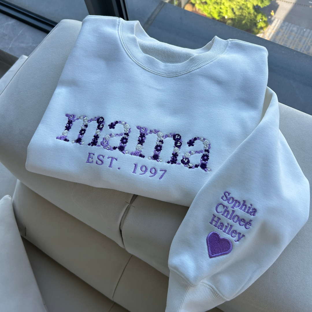 Sweatshirt personnalisé RoseThread pour femme, broderie florale souvenir, idéal comme cadeau maman unique et stylé.