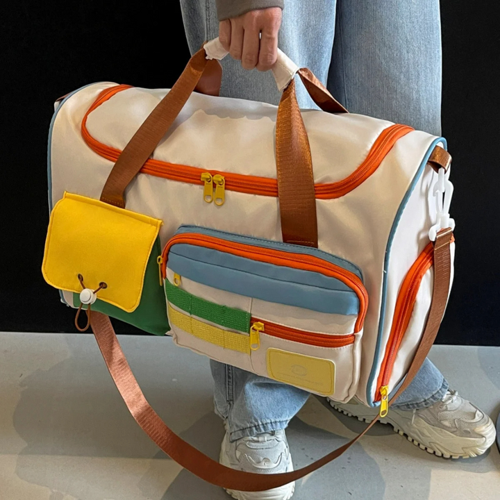 Sac polyvalent FlexaBag léger en nylon résistant, design color-block, idéal sport et voyage.