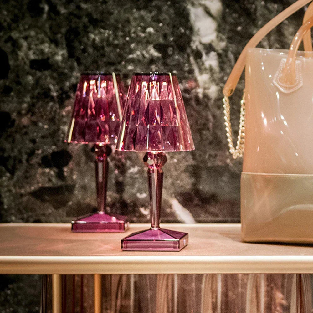 Luminaire design en cristal LED, rechargeable et sans fil, parfait pour une table ou un coin lecture moderne.